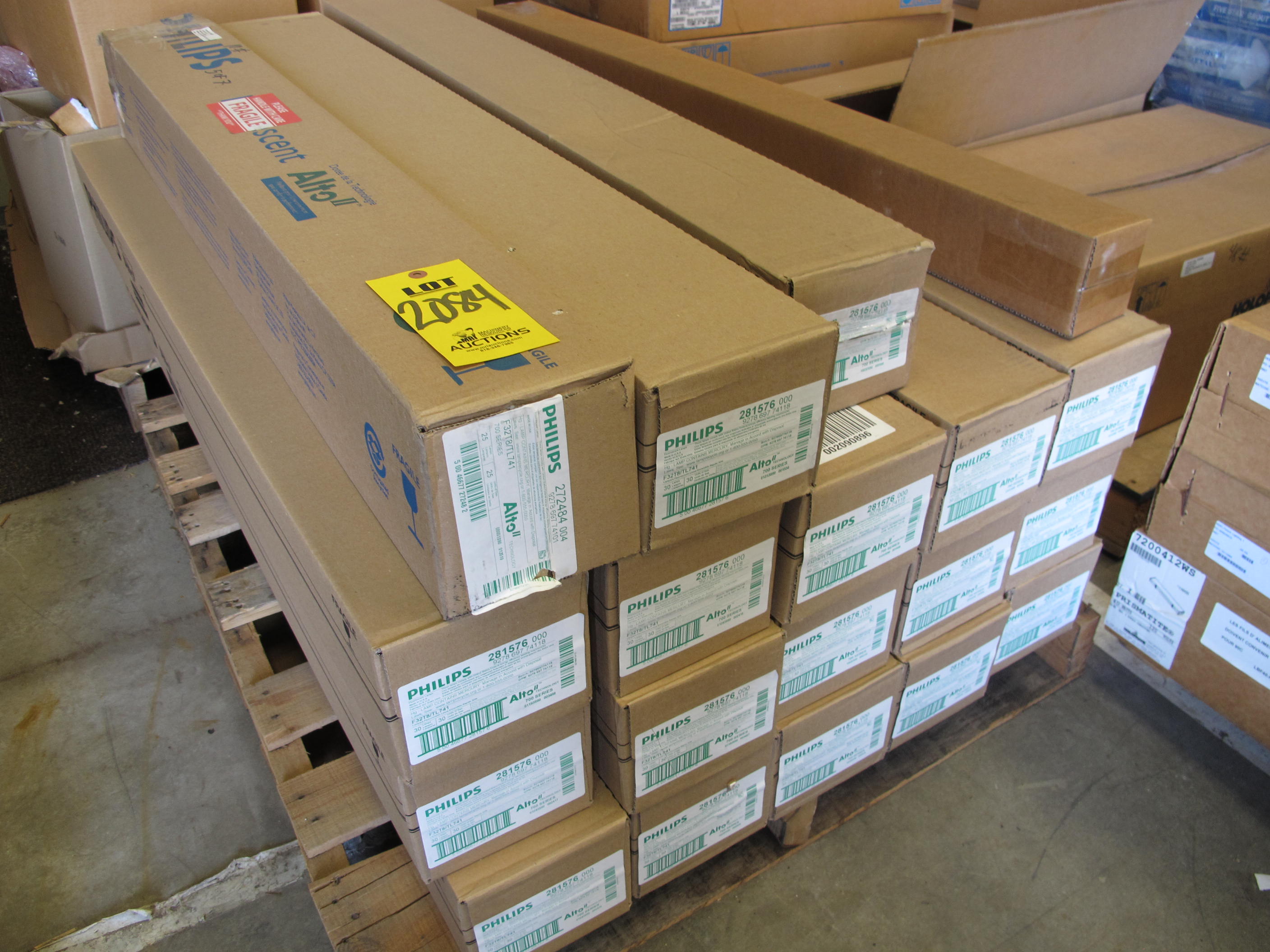 LOT (526) LAMPS, FLUORESCENT TYPE, 32 WATT, 48" LENGTH, MED, BIPIN BASE, 4100K COLOR. 32WT8-4100K-CRI77 (W-44) LOADING & HANDLING FEE $15-